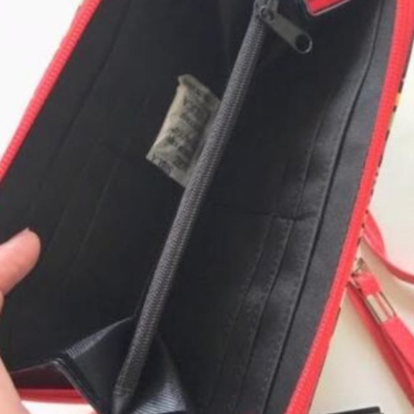 Romero Britto Wristlet clutch wallet and coin Pouch : HEARTS -  New Auth… - Picture 5 of 7